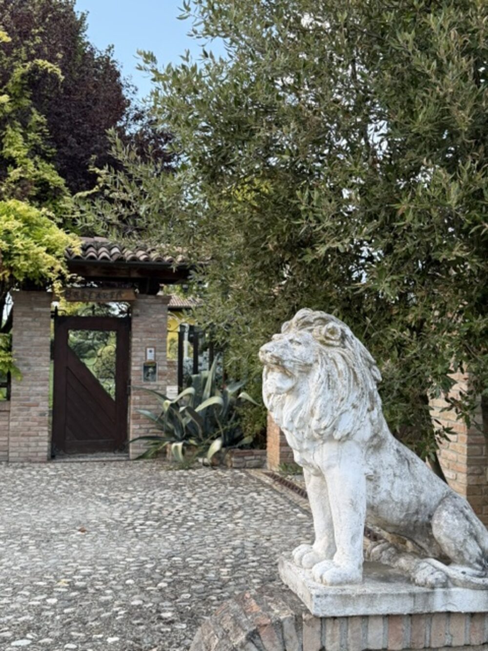 Ingresso di Villa Bellaria con statua leonina all'entrata del giardino