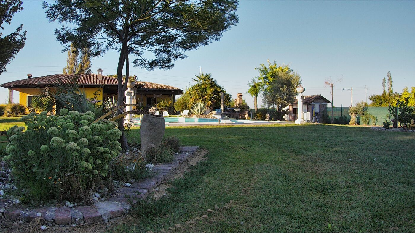 Il giardino e la piscina di Villa Bellaria al calare della sera