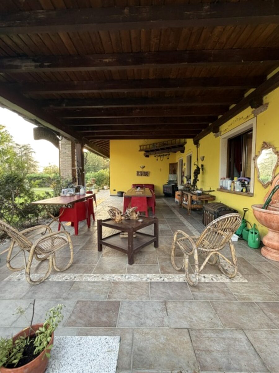 Tavolo apparecchiato sotto il porticato di Villa Bellaria