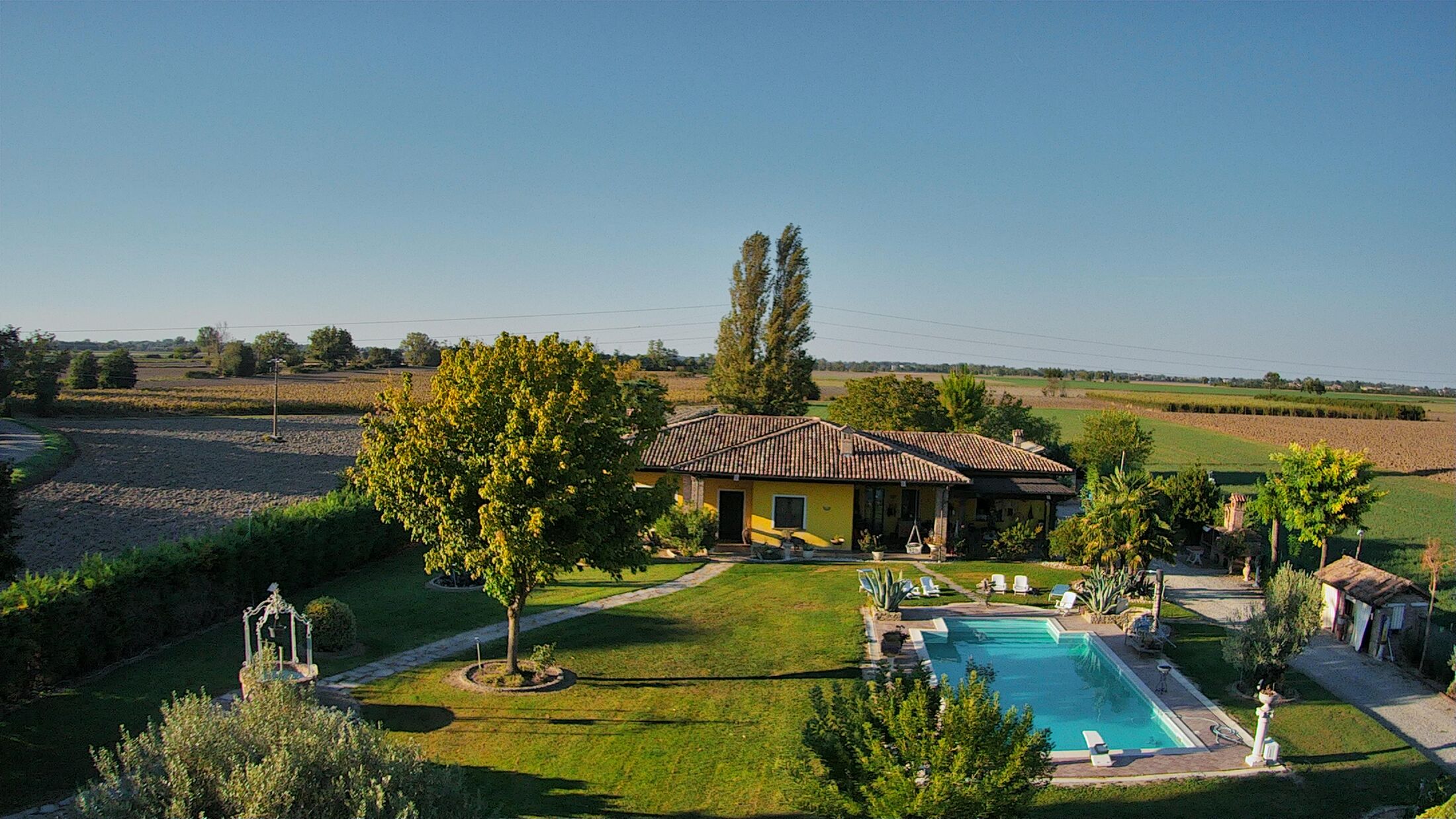 Vista aerea di Villa Bellaria con piscina, giardino e villa